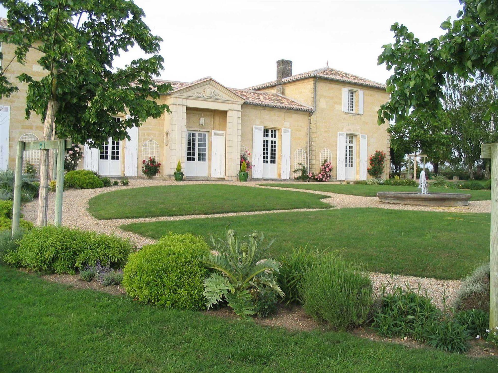 Chateau Belles Graves Bed & Breakfast Pomerols ภายนอก รูปภาพ