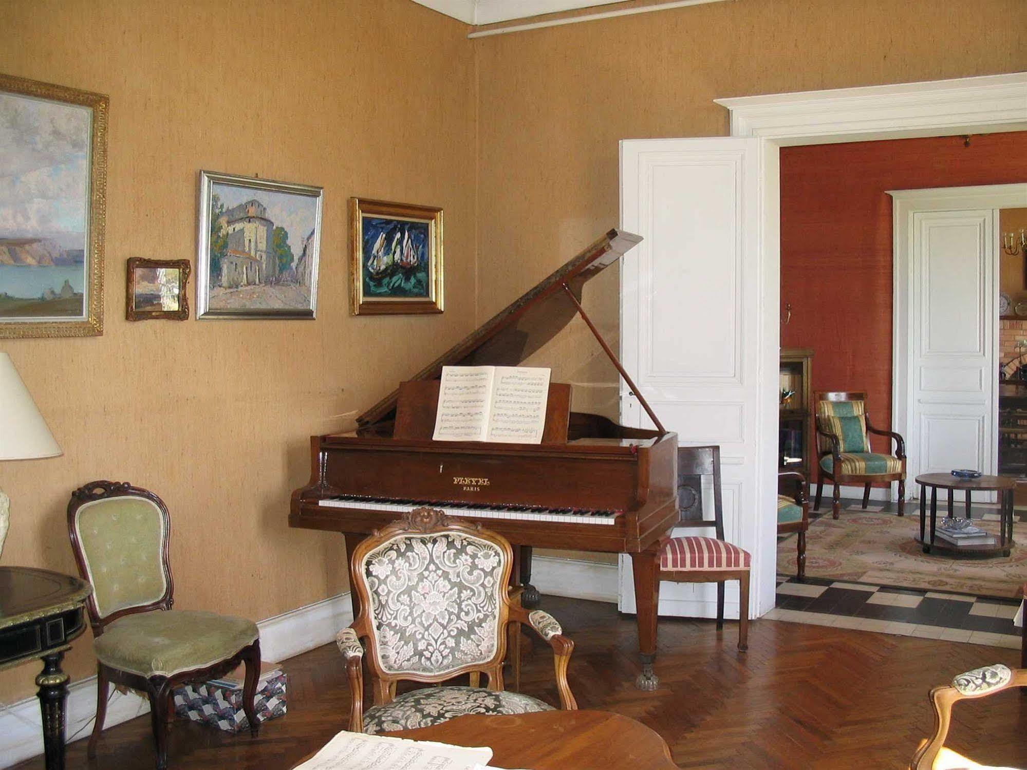 Chateau Belles Graves Bed & Breakfast Pomerols ภายนอก รูปภาพ