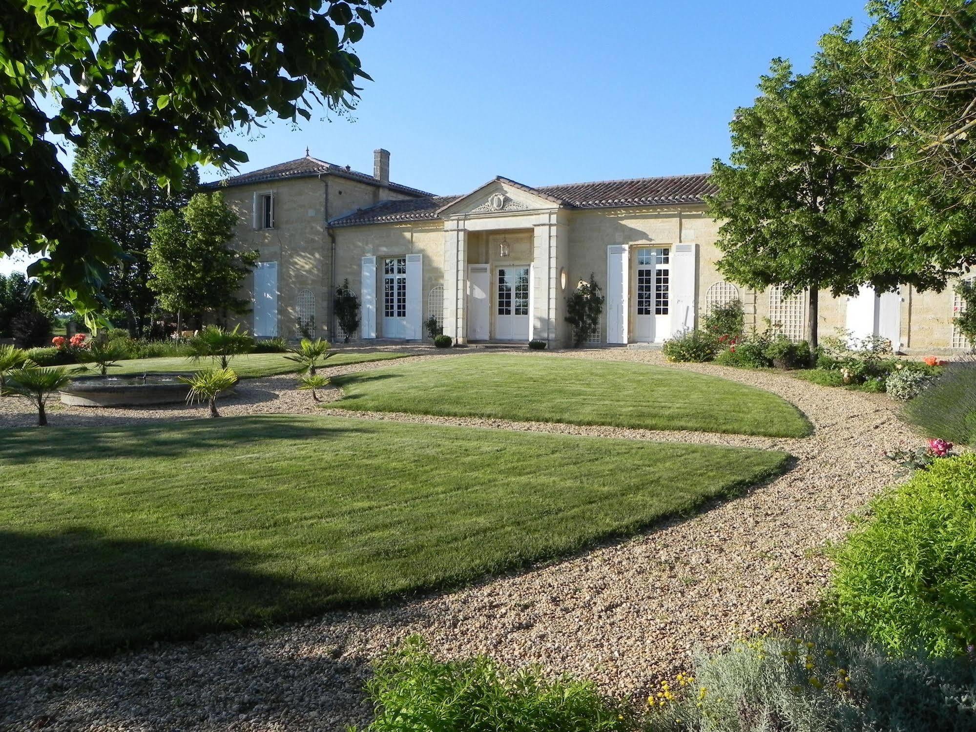 Chateau Belles Graves Bed & Breakfast Pomerols ภายนอก รูปภาพ